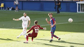 Benzema marca el definitivo 0-2 al Levante. 















