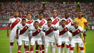 AMDEP8759. LIMA (PERÚ), 29/03/2022.- Fotografía cedida por la Federación Peruana de Fútbol (FPF) que muestra a sus jugadores antes del inicio de un partido de las eliminatorias sudamericanas para el Mundial de Catar 2022 entre Perú y Paraguay, hoy, en el estadio Nacional en Lima (Perú). EFE/ Raúl Sifuentes / FPF/ SÓLO USO EDITORIAL/SÓLO DISPONIBLE PARA ILUSTRAR LA NOTICIA QUE ACOMPAÑA (CRÉDITO OBLIGATORIO)
