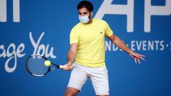 Benjamin Hassan, con mascarilla durante el calentamiento previo a un partido en el Tennis Point Exhibition Series en Hohr-Grenzhausen, Alemania.