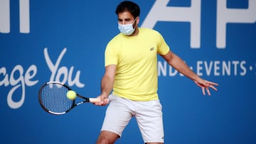 Benjamin Hassan, con mascarilla durante el calentamiento previo a un partido en el Tennis Point Exhibition Series en Hohr-Grenzhausen, Alemania.