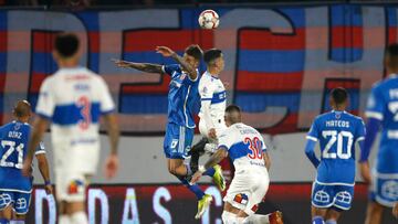 Futbol, Universidad de Chile vs Universidad Catolica.
Fecha 13, Campeonato Nacional 2024.
El jugador de Universidad de Chile Franco Calderon, izquierda, disputa el balon contra Joaquin Torres de Universidad Catolica durante el partido de primera division disputado en el estadio Nacional en Santiago, Chile.
18/05/2024
Jonnathan Oyarzun/Photosport
Football, Universidad de Chile vs Universidad Catolica.
13th turn, 2024 National Championship.
Universidad de Chile's player Franco Calderon, left, vies the ball against Joaquin Torres of Universidad Catolica during the first division match held at the Nacional stadium in Santiago, Chile.
18/05/2024
Jonnathan Oyarzun/Photosport