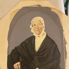 Un hombre compra un cuadro de segunda mano y se sorprende con el objeto oculto que había detrás: “Tiene una escritura ilegible”