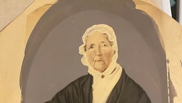 Un hombre compra un cuadro de segunda mano y se sorprende con el objeto oculto que había detrás: “Tiene una escritura ilegible”