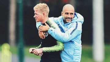 Guardiola abraza a De Bruyne en el entrenamiento del Manchester City.