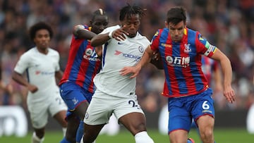 LONDON, ENGLAND - OCTOBER 14: Michy Batshuayi of Chelsea battles for possession with Mamadou Sakho of Crystal Palace and Scott Dann of Crystal Palace during the Premier League match between Crystal Palace and Chelsea at Selhurst Park on October 14, 2017 in London, England. (Photo by Dan Istitene/Getty Images)