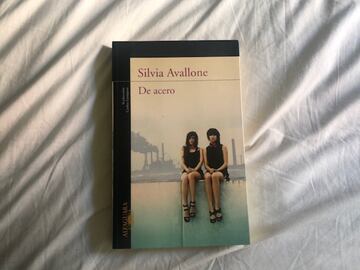 Desde que en 2012 leí 'De acero' no dejo de buscar y esperar que se traduzcan al espa?ol más libros de la italiana Silvia Avallone. Este libro es un pu?etazo directo al estómago. De esos que también se beben, se leen en un día, te arrasan. Dos amigas, Anna y Francesca, que van dejando de ser ni?as, el Mediterraneo, la isla de Elba, una ciudad industrial, la dureza de la vida. Un libro que a los jóvenes, como resume Google Books, le ense?a el valor del sexo y la amistad. Un libro que a los mayores les muestra cómo pueden ser de verdad sus hijos. Una maravilla, aunque duela. Si no lo conoces o no lo has leído, estos pueden ser los días.