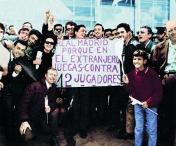 11/05/1966 Final de la Copa de Europa entre el Real Madrid - Partizán. Imágen del multitudinario recibimiento a la plantilla madridista.