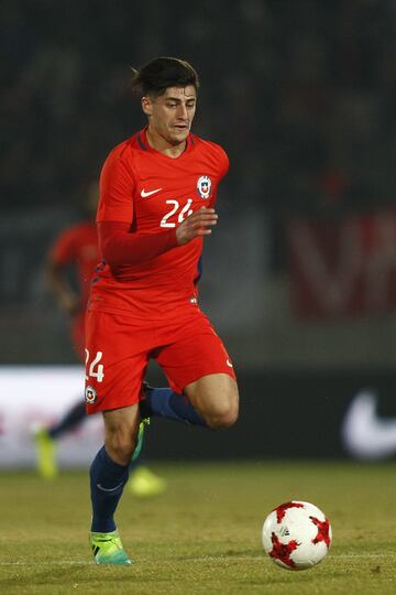 Futbol, Chile vs Burkina Faso.
Partido amistoso 2017.
El jugador de Chile Angelo Sagal, izquierda,  juega el balÃ³n contra Burkina Faso durante el partido amistoso  en el estadio Nacional.
Santiago, Chile.
02/06/2017
Marcelo Hernandez/Photosport***************

Football, Chile vs Burkina Faso.
Friendly match 2017.
Chile's player Angelo Sagal, left,  play the ball  during friendly match against Burkina Faso at Nacional stadium in Santiago, Chile.
02/06/2017
Marcelo Hernandez/Photosport