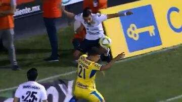 Juan Andrés Esquivel, árbitro central de la final de ida ante Atlético de San Luis, marcó una mano de Enrique López dentro del área, la cual no existió.