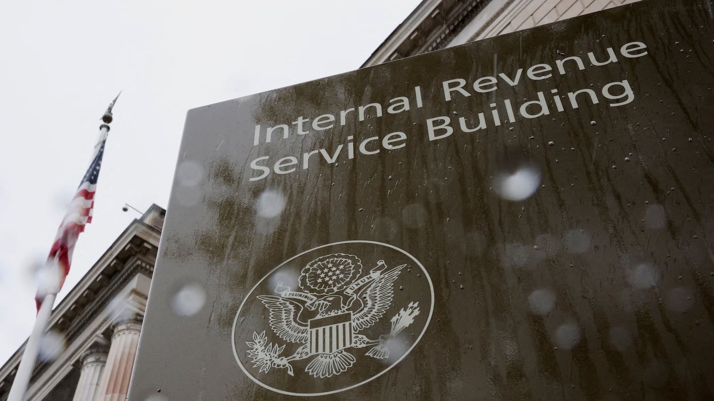 ¡Casi les cuesta $30,000 y una multa del IRS! Un error en un cheque de impuestos casi les sale muy caro
