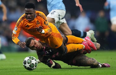 Choque entre el jugador brasileño del Real Madrid, Vinicius, y el portero del conjunto inglés, Ederson.