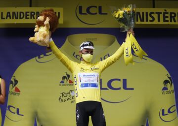 Julian Alaphilippe conquistó la etapa y se enfundó el primer maillot amarillo. Etapa marcada por dos terribles caídas masivas.