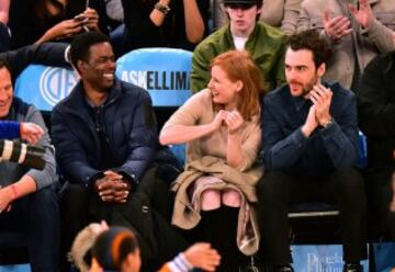 Chris Rock, Jessica Chastain y Gian Luca Passi de Preposulo disfrutaron del partido Atlanta Hawks-New York Knicks en el Madison Square Garden.