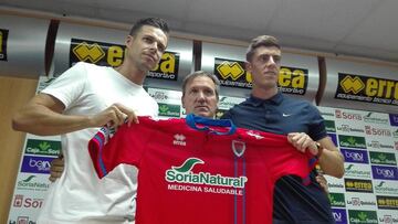 Del Moral y Jairo Morillas con la camiseta del Numancia. 