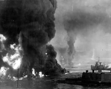 El océano arde por el petróleo cerca de la Estación Aérea Naval, poco después del ataque japonés a Pearl Harbor, Hawái, el 7 de diciembre de 1941.