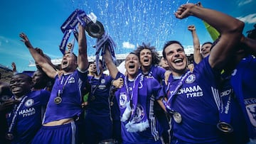 Los jugadores del Chelsea celebran el t&iacute;tulo. 