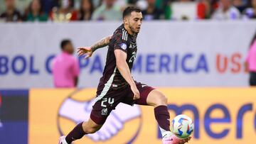 HOUSTON, TEXAS - JUNE 22: Luis Chavez of Mexico controls the ball during the CONMEBOL Copa America 2024 Group B match between Mexico and Jamaica at NRG Stadium on June 22, 2024 in Houston, Texas. Hector Vivas/Getty Images/AFP (Photo by Hector Vivas / GETTY IMAGES NORTH AMERICA / Getty Images via AFP)