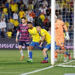 Las Palmas busca la cima a costa de un Oviedo masacrado por las bajas