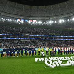 Asientos vacíos en las gradas de Al Thumama para el Francia-Polonia