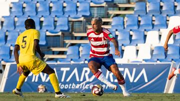 Stoichkov conduce el balón ante Sanda.