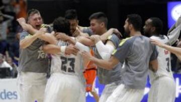 Doncic, Ay&oacute;n, Willy, Lima y Rivers abrazan a Llull tras conseguir este el triple desde su campo que daba el triunfo al Madrid.