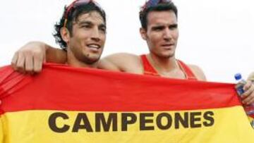 <b>España emerge en el agua.</b> El K2 español formado por Saúl Craviotto y Carlos Pérez ganaron el oro en 500 metros. Antes, David Cal logró su segunda medalla en los Juegos de Pekín (plata en C-1 500 m.) y minutos después el equipo femenino español de sincronizada se colgó la medalla de plata en la disciplina.