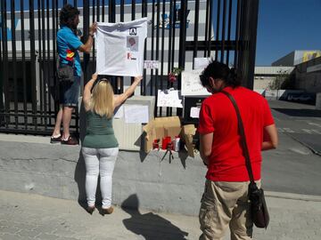 Homenaje de los trabajadores de la ITV Angel Nieto, en el distrito de Vallecas en Madrid.