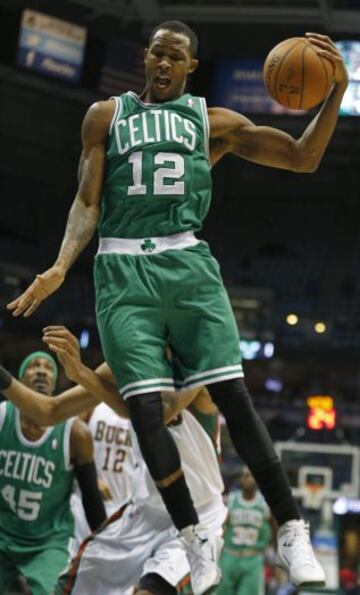 Chris Johnson (Celtics) captura un rebote a una mano.