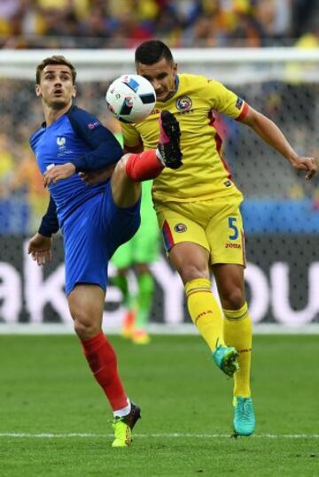 Antoine Griezmann y Ovidiu Hoban.