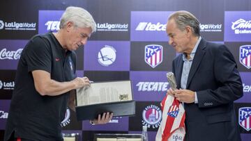 Clemente Villaverde durante la firma en el libro de visitas de San Luis Potos&iacute;.