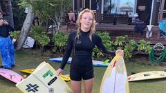 La surfista Caitlin Simmers con una tabla de surf rota.