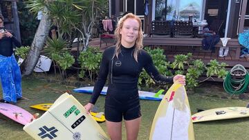 La surfista Caitlin Simmers con una tabla de surf rota.