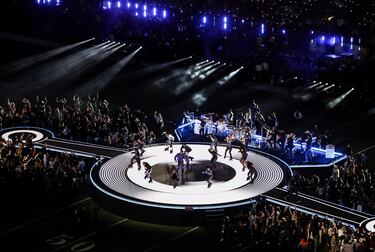 Sin duda, el juego de luces fue un factor a destacar en el Halftime Show de Usher. Su presentación siguió al ritmo de 'Bad Girl' y 'OMG'.