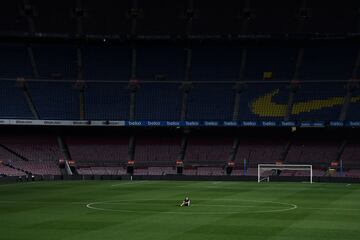 El jugador del Barcelona, Andrés Iniesta, quiso despedirse a solas del Camp Nou tras su último partido como azulgrana.