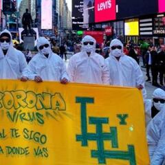 Afición de Tigres se pasea por Manahattan con trajes antivirus