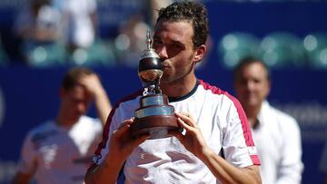 Tennis - ATP 250 - Argentina Open Final - Lawn Tennis Club, Buenos Aires, Argentina - February 17, 2019    Italia&#039;s Marco Cecchinato celebrates winning the Argentina Open with the trophy    REUTERS/Agustin Marcarian