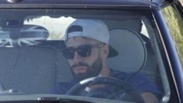 Se mantiene al margen. Carvajal llega en su coche a Valdebebas para seguir con su recuperación.