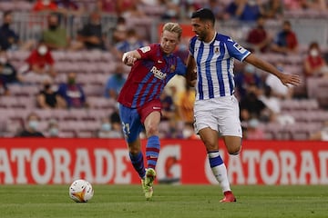 De Jong y Mikel Merino pugnan por el control del juego en el centro del campo.