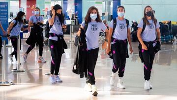 El conjunto azulgrana en el aeropuerto de Barcelona.