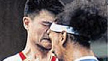 Discuten Yao Ming y Ramos.