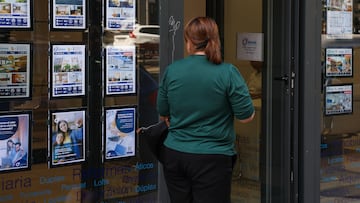 Escaparate de una inmobiliaria, a 17 de julio de 2024, en Madrid (España). La compraventa de viviendas registró el pasado mes de mayo un descenso del 21,5% con respecto al mismo mes de 2023, hasta un total de 44.013 operaciones, según ha informado el Instituto Nacional de Estadística (INE). El descenso interanual de la compraventa de viviendas en mayo se ha debido tanto a la caída de las operaciones sobre pisos nuevos, que disminuyeron un 14,4% interanual, hasta las 9.105, como a las realizadas sobre viviendas usadas. Éstas bajaron un 23,2% interanual en mayo, hasta las 34.908 operaciones.
17 JULIO 2024;PIXELADA
Marta Fernández Jara / Europa Press
17/07/2024