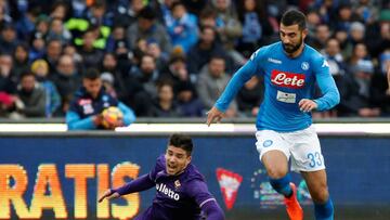 Soccer Football - Serie A - Napoli vs Fiorentina - Stadio San Paolo, Naples, Italy - December 10, 2017 Napoli's Raul Albiol in action with Fiorentina's Giovanni Simeone REUTERS/Ciro De Luca