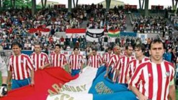<b>INAUGURACIÓN. </b>Paraguay, los vigentes campeones, salieron al campo portando su bandera.