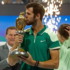 Khachanov vence a un Mensik con la miel en los labios