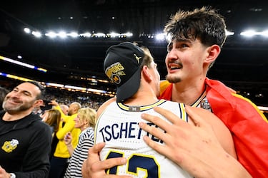 Aday Mara celebra tras derrotar a los UConn Huskies en la final del Campeonato Nacional del Torneo de Baloncesto Masculino de la NCAA 2026 en el Lucas Oil Stadium.