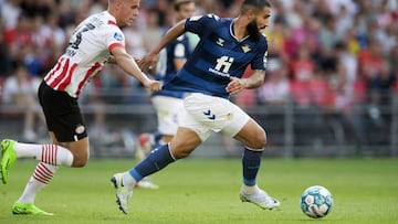 Fekir es agarrado durante el duelo ante el PSV.