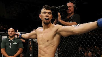 El peleador brasileño Johnny Walker en la jaula.