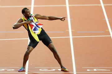 El final de Usain Bolt llegó, como había anunciado, en el Mundial de Londres 2017. Un final agridulce, en el podio de los 100 metros, como no podía ser de otra forma. Pero el oro lloró la ausencia de su padre estos últimos años. Justin Gatlin se resarció de su oscuro pasado desbancando al jamaicano de su habitual primera posición. El también americano Coleman fue segundo. Bolt se despidió con el segundo bronce de su carrera. Gatlin se arrodilló ante él.