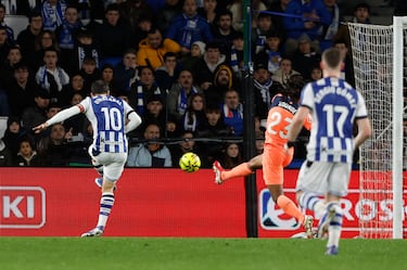 1-0. Centro al segundo palo y Mikel Oyarzabal engancha, con la zurda, una volea imparable para Joan García.