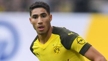 Achraf Hakimi en un partido de Bundesliga contra el Dortmund.